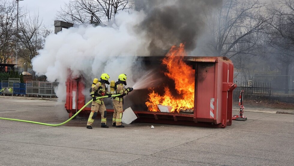 Kräfte der Lehrfeuerwache löschen den Brand