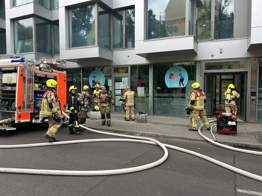 Einsatzkräfte vor dem Objekt