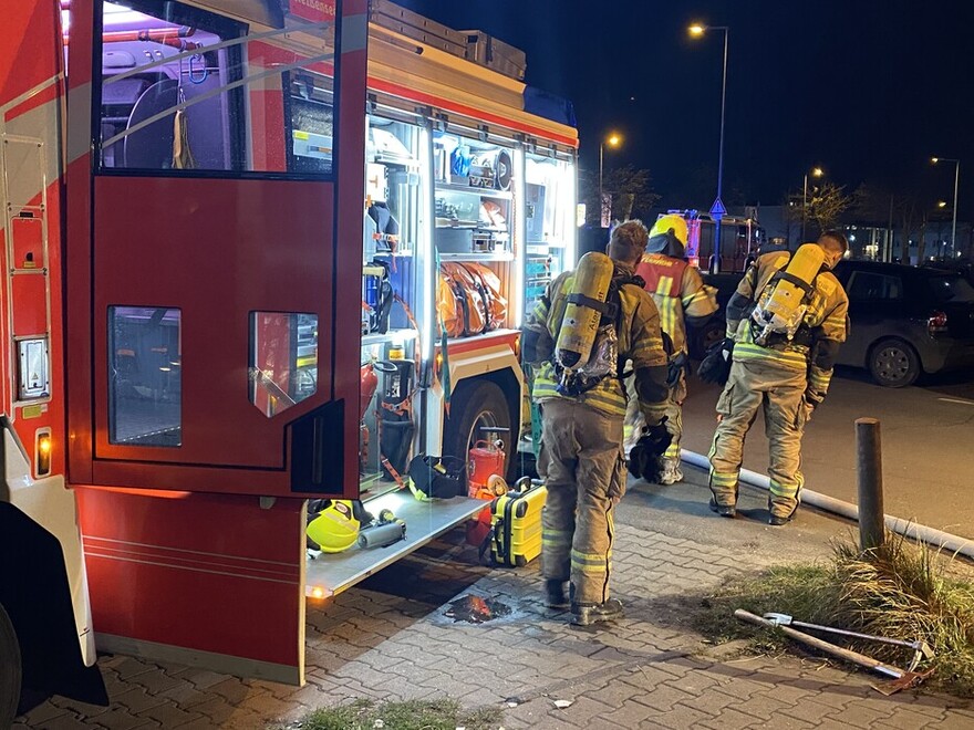 Einsatzkräfte vor einem LHF