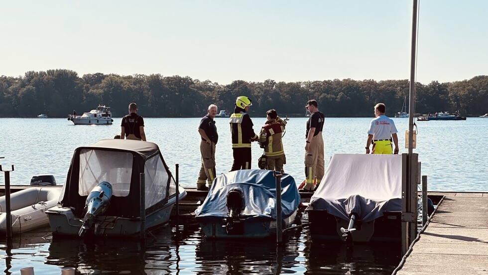 Rettungskräfte auf dem Steg.