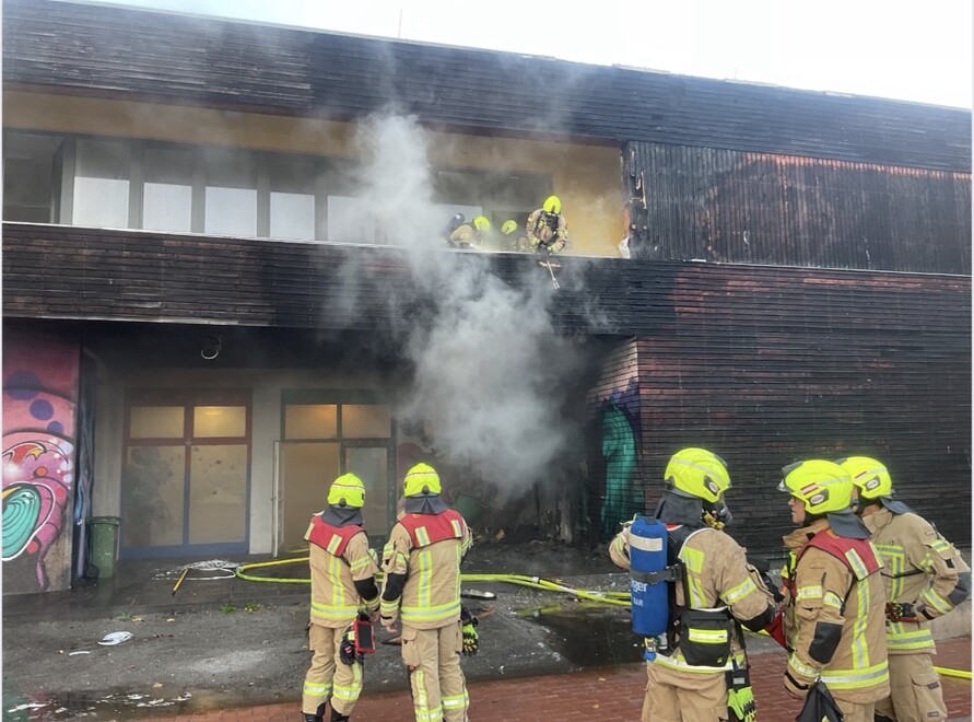Brandbekämpfungsmaßnahmen an der Außenfassade Brandbekämpfungsmaßnahmen an der Außenfassade