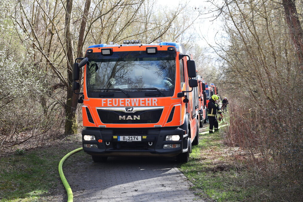 Einsatzfahrzeuge an der Margaretenbrücke