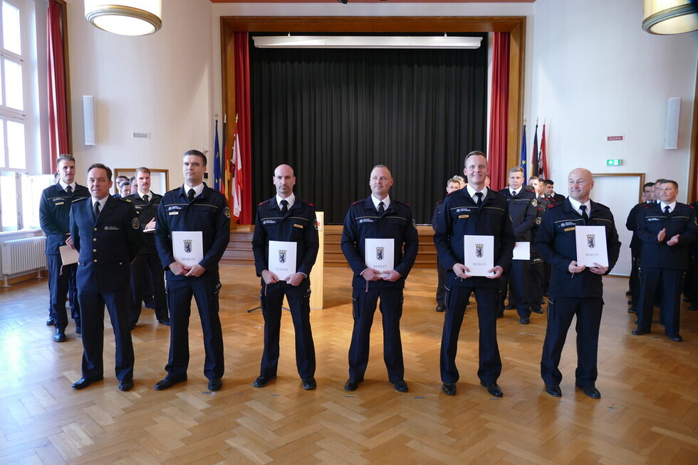 Foto der Beförderten zusammen mit dem Ständigen Vertreter des Landesbranddirektors (kommissarisch) Herrn Per Kleist