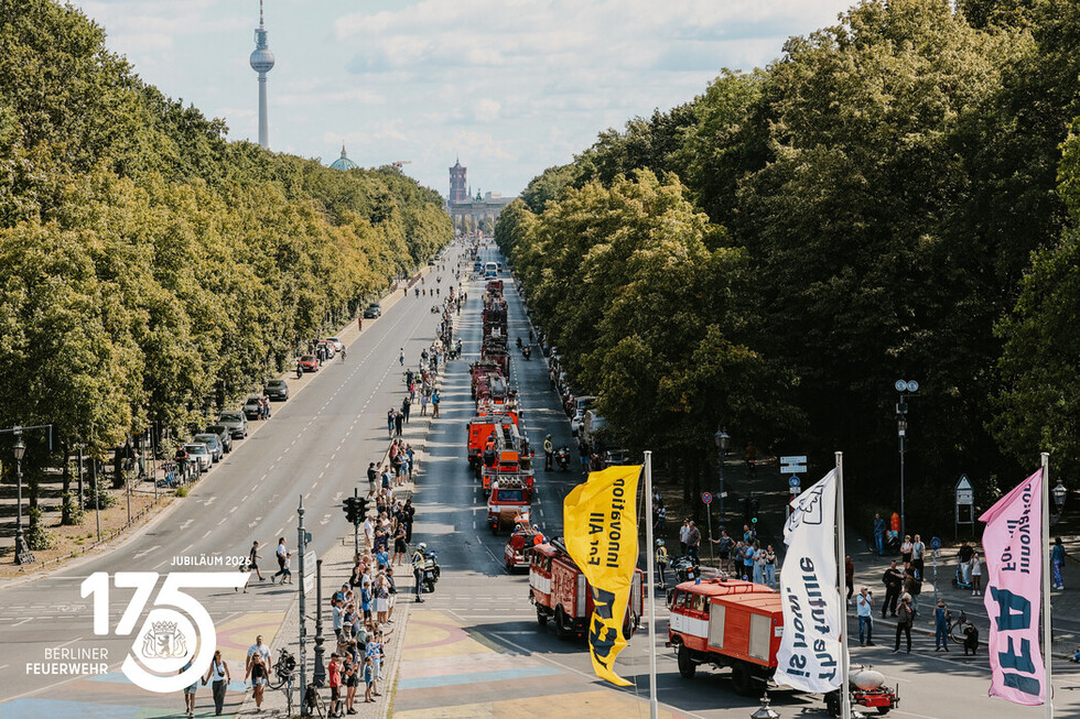 Blick von der Siegessäule in Richtung Brandenburger Tor, der den Fahrzeugkorso der Berliner Feuerwehr eindrucksvoll in Szene setzt.