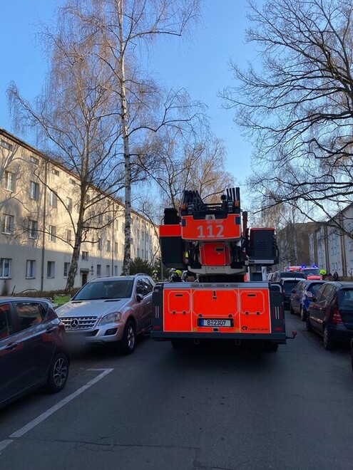 Drehleiter in Anleiterbereitschaft vor dem Brandobjekt.