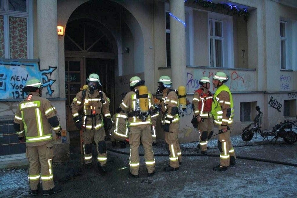 Einsatzkräfte vor der Brandstelle