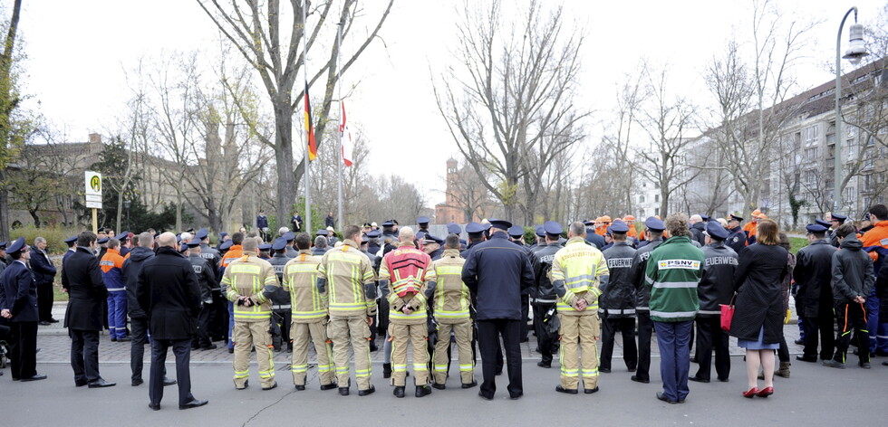 Feuerwehrleute, Seite an Seite