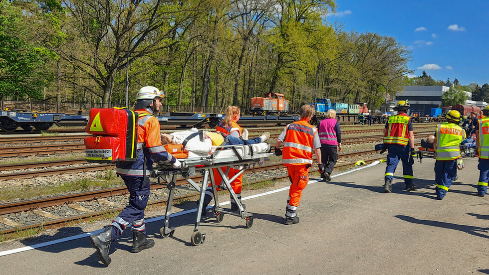 Verletztentransport zu den Behandlungsplätzen