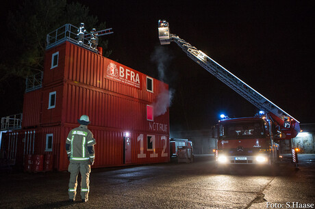 Such- und Rettungsarena der BFRA mit Drehleiter und Feuerwehrmannt