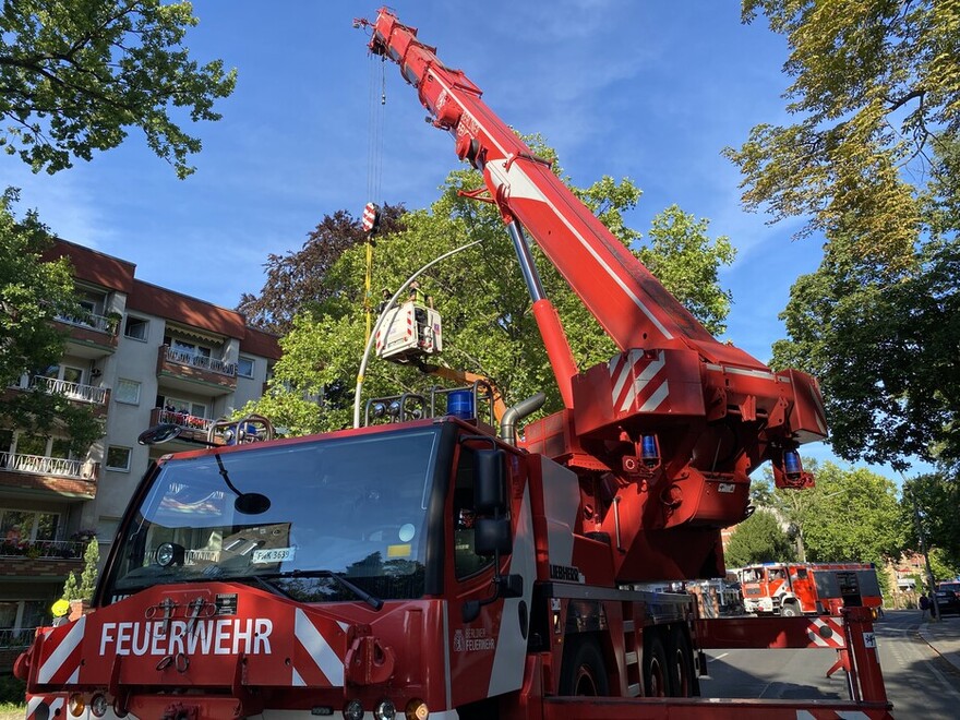 Mittels Feuerwehrkran gesicherte Laterne