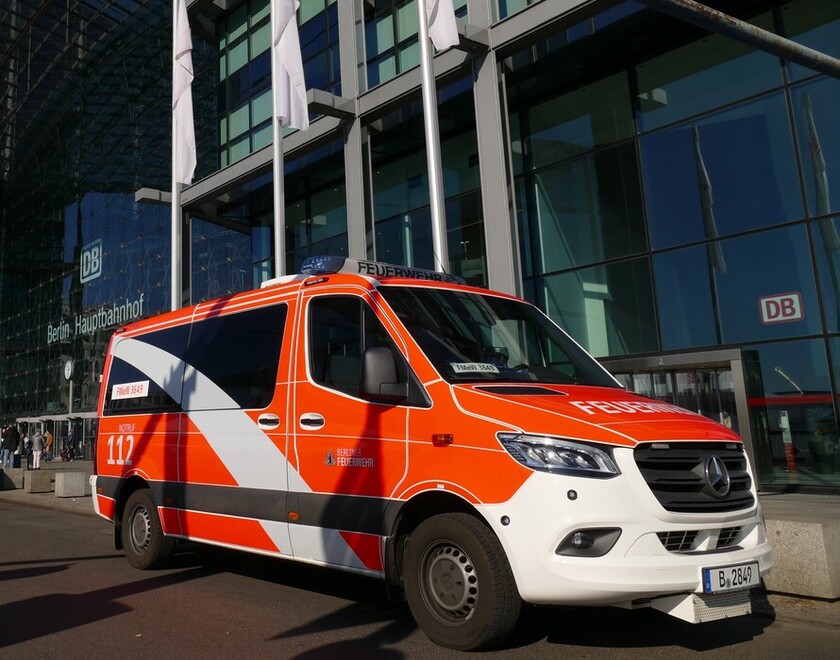 Einsatzwagen der Berliner Feuerwehr vor dem Hauptbahnhof