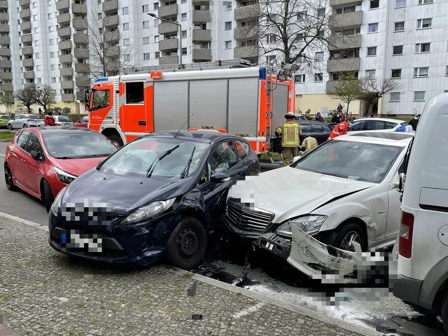 Drei ineinander verkeilte Fahrzeuge