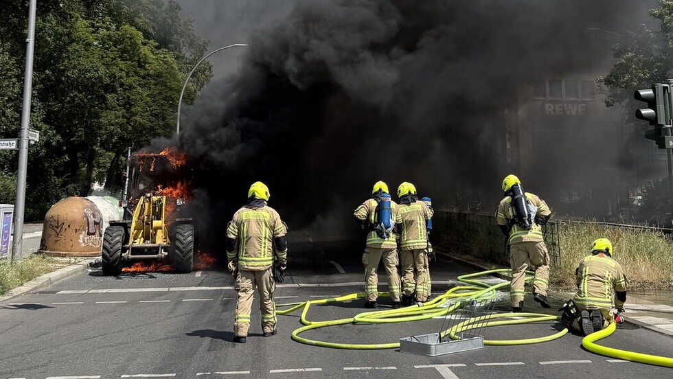 Radlader in Vollbrand.
