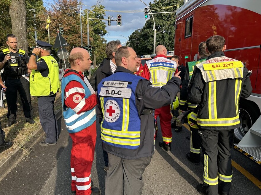 Absprache der Gemeinsame Einsatzleitung vor dem ELW-2