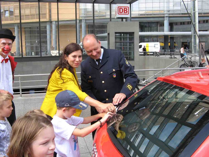 Schulsenatorin Scheeres und LBD-V Göwecke helfen mit