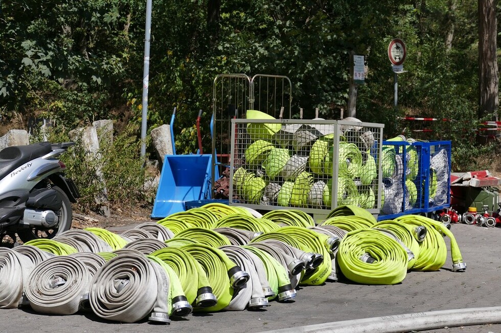 Die Zahl der verlegten Schlauchleitungen geht in die Hunderte. Hier halfen auch viele Kräfte der Berliner Feuerwehr und Rettungsdienst Akademie beim Auf- und Abbau. 