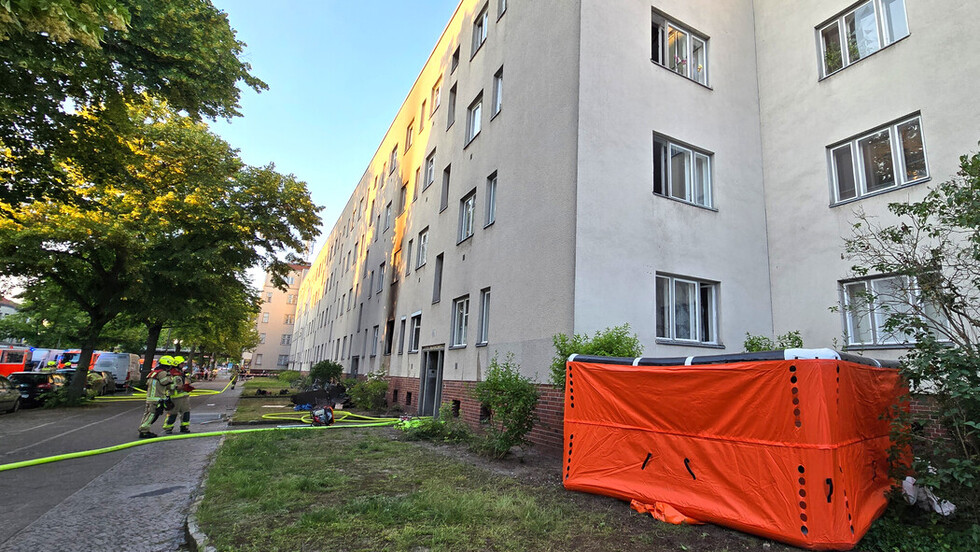 Sprungpolster vor dem Wohngebäude