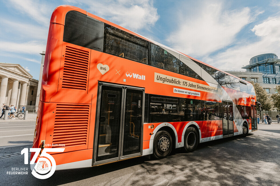 Die BVG unterstützte das Jubiläum der Berliner Feuerwehr mit einem eigens folierten Bus, der im Rahmen des Fahrzeugkorsos ebenfalls die Strecke befuhr.