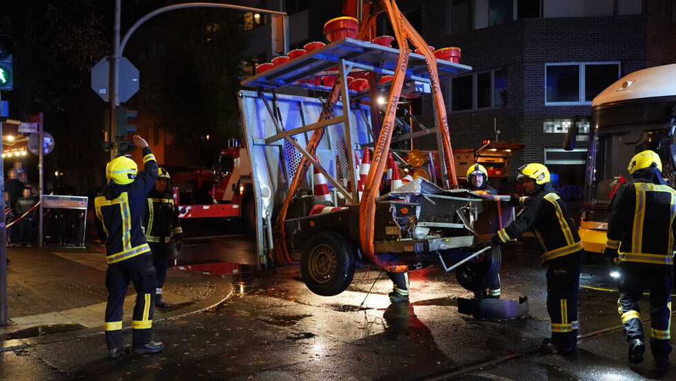 Technischer Dienst beim Bergen des Anhängers