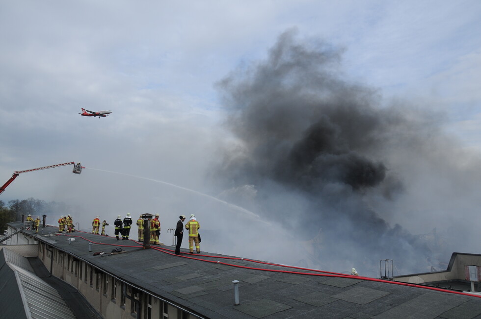 Flugzeug über der Einsatzstelle
