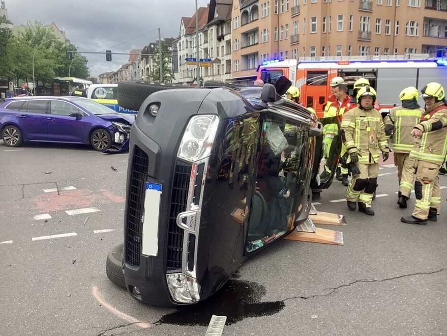 Auf der Seite liegender PKW in Spandau Auf der Seite liegender PKW in Spandau