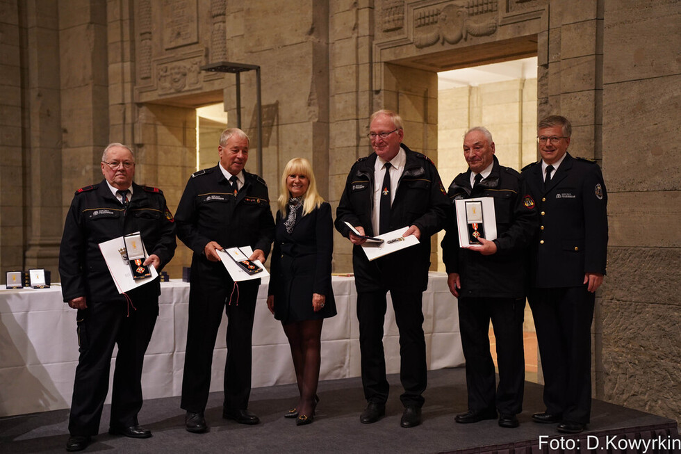 Innensenatorin Iris Spranger und LBD Karsten Homrighausen mit ausgezeichneten Angehörigen der Freiwilligen Feuerwehren.