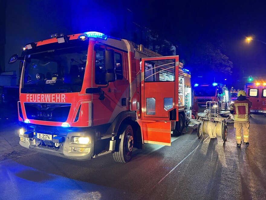 Löschmittelführendes LHF vor dem betroffenen Haus