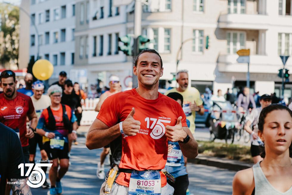 Auch zahlreiche Angehörige der Berliner Feuerwehr gingen beim 52. BMW BERLIN-MARATHON an den Start.