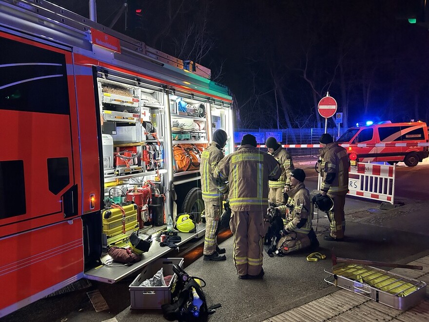 Einsatzkräfte nach dem Einsatz an ihrem LHF