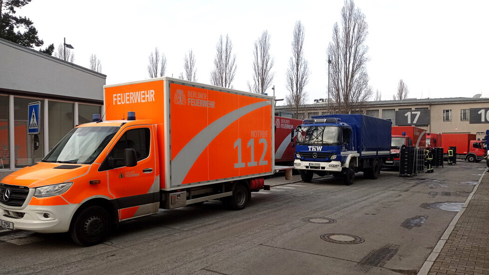 Lkw´s der Berliner Feuerwehr und der Bundesanstalt Technisches Hilfswerk.