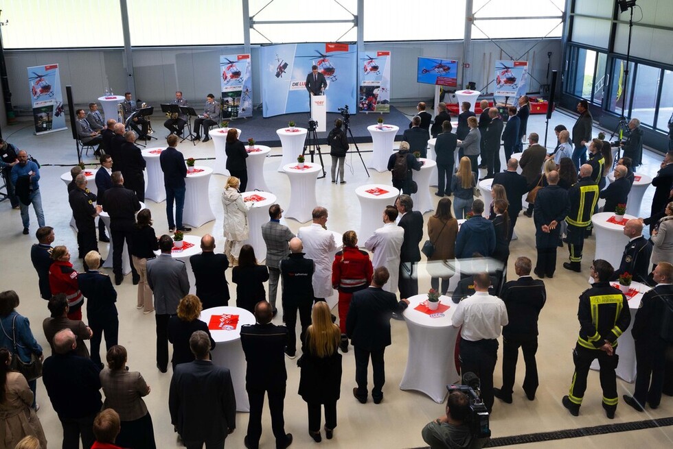 Begrüßung der Gäste in dem neuen Hangar.