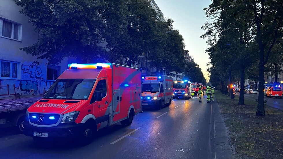 Rettungswagen an der Einsatzstelle in Bereitstellung