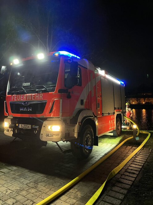 Wasserversorgung aus der Spree über ein Tanklöschfahrzeug