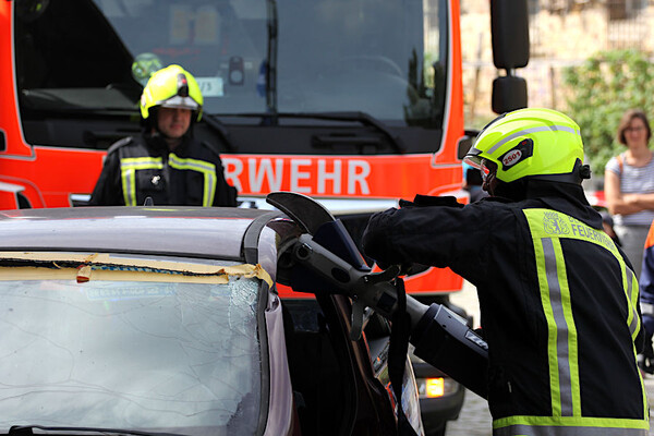 Feuerwehrmann arbeitet mit hydraulischem Rettungsgerät