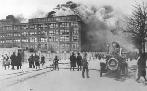 Rauch über Fabrik, Schaulustige