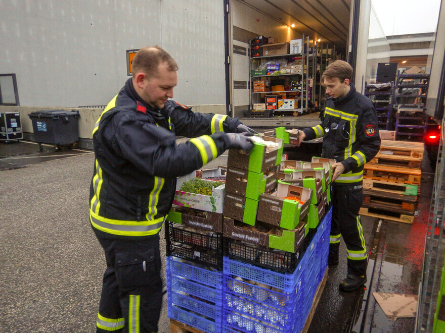 Ehrenamtliche Helferinnnen und Helfer beim Verladen der Lebensmittel