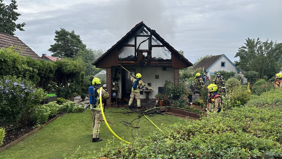 Lehrfeuerwache bei der Brandbekämpfung Lehrfeuerwache bei der Brandbekämpfung