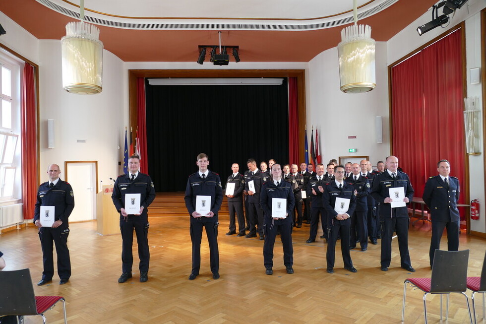 Beförderung von sechs Kolleginnen und Kollegen, eine zur Hauptbrandmeisterin, drei zu Hauptbrandmeistern, einer zum Hauptbrandmeister mit Amtszulage und einer zum Brandamtmann