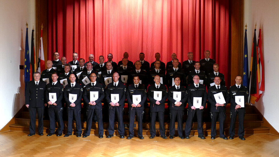 Gruppenbild aller beförderten Einsatzkräfte