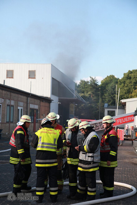 Einsatzkräfte bei Löscharbeiten