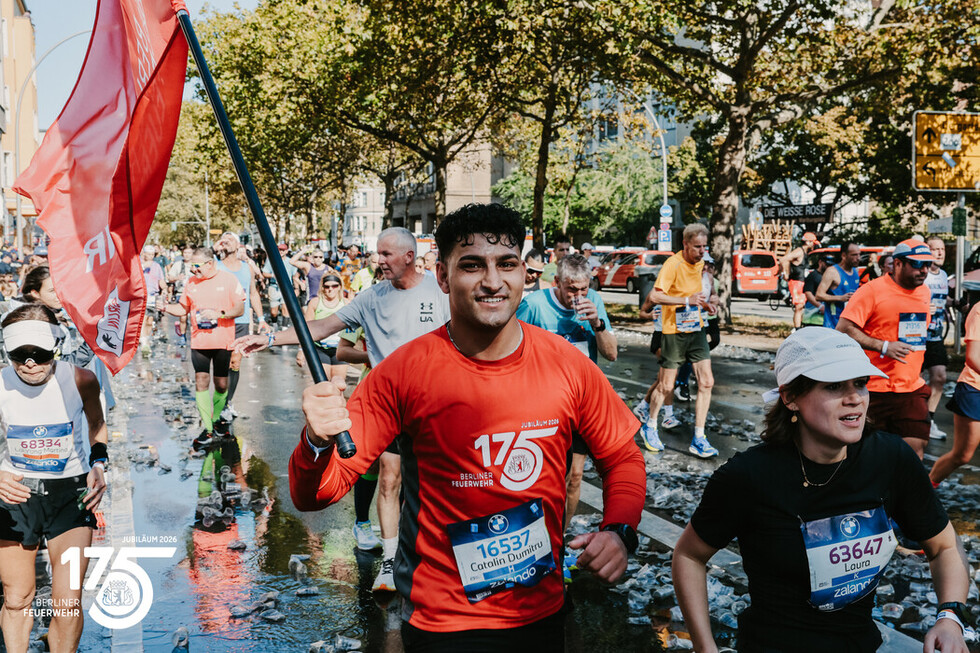 Auch zahlreiche Angehörige der Berliner Feuerwehr gingen beim 52. BMW BERLIN-MARATHON an den Start.