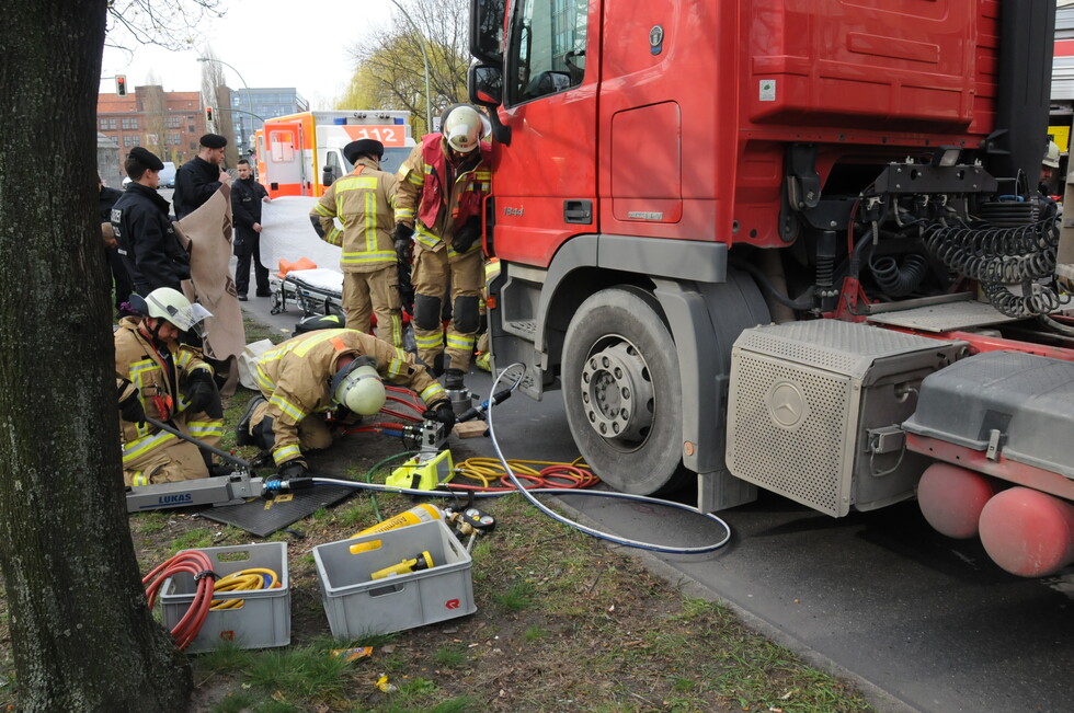 Radfahrerin unter LKW eingeklemmt