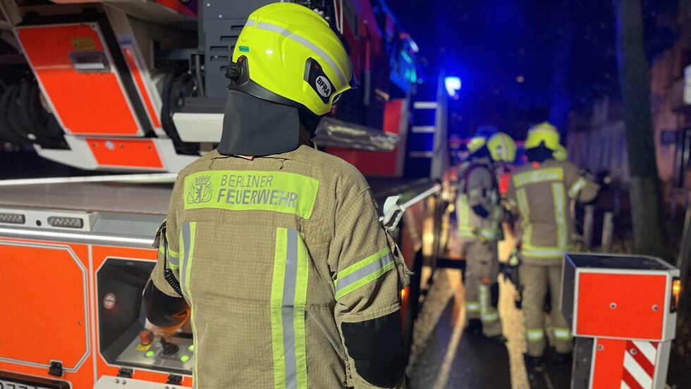 Einsatzkraft vor einer Drehleiter in Baumschulenweg