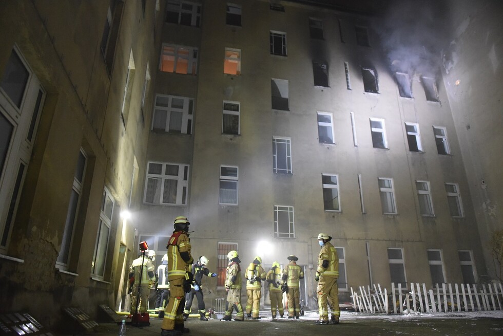 Einsatzkräfte und die Brandwohnung