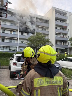 Einsatzkräfte vor dem Mehrfamilienhaus
