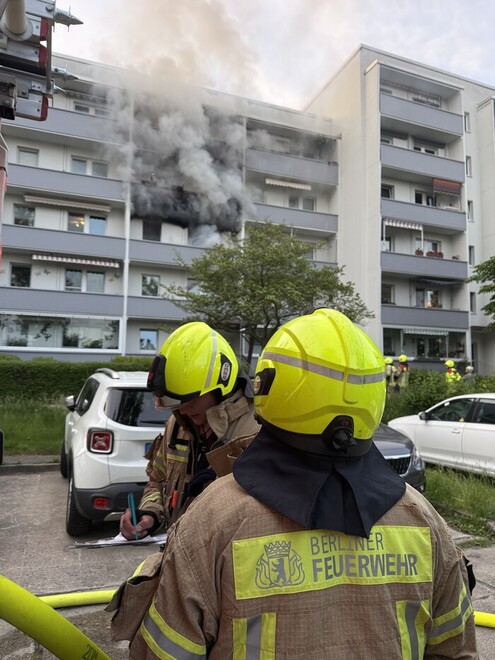 Einsatzkräfte vor dem Mehrfamilienhaus