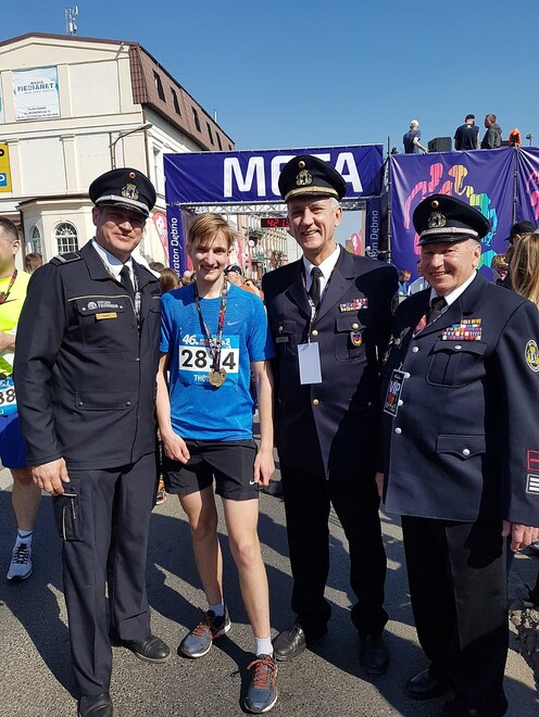 Tobias Bodin bei der Siegerehrung mit Landesssportreferent Michael Lenz, Ltd. BD Frieder Kircher und BA iR Willi Welkisch nach erfolgreicher Bewältigung der Strecke