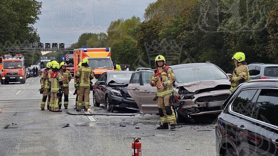 Einsatzstelle mit vier verunfallten Fahrzeugen