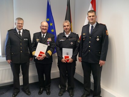 Gruppenbild: von links nach rechts: Landesbranddirektor Dr. Karsten Homrighausen, Dr. Michael Benker, Hans-Jörg Schierz, Sascha Guzy