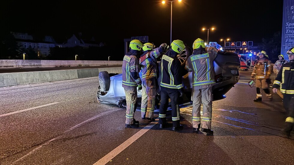 Technischer Dienst beim erkunden des PKW Technischer Dienst beim Erkunden des PKW